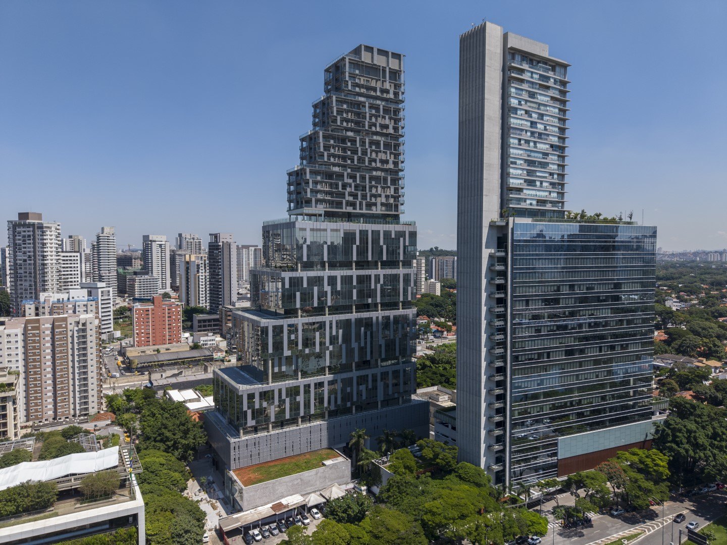 Fachada do River South Corporate vista da rua, foto real