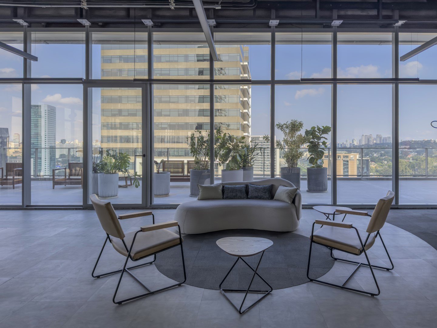 Pavimento corporativo com vista para São Paulo no River South Corporate, foto real