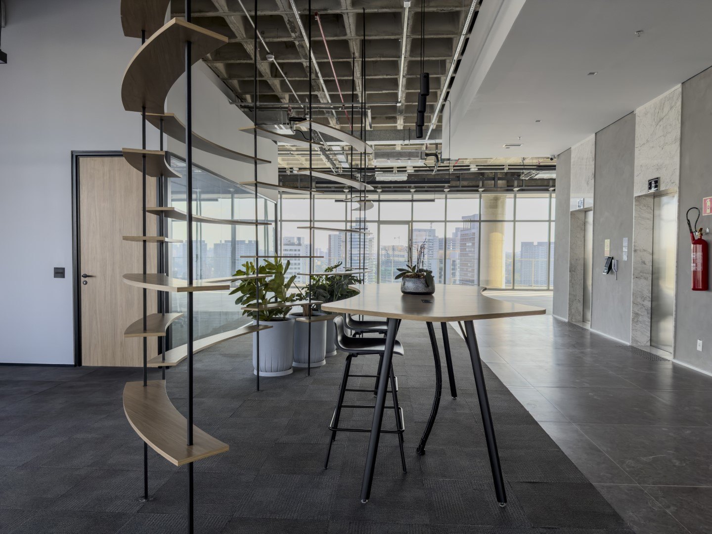 Espaço colaborativo montado em pavimento do River South Corporate, foto real