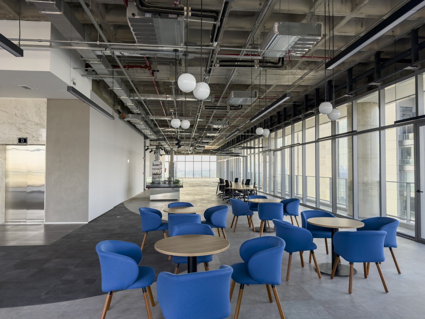 Espaço de convivência montado em pavimento do River South Corporate, foto real