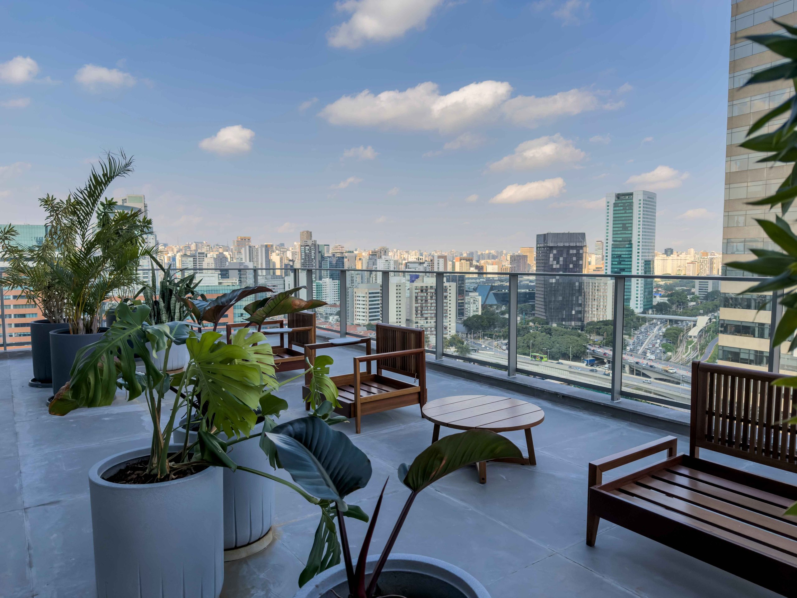 Área externa do pavimento de lazer do River South Corporate, foto real