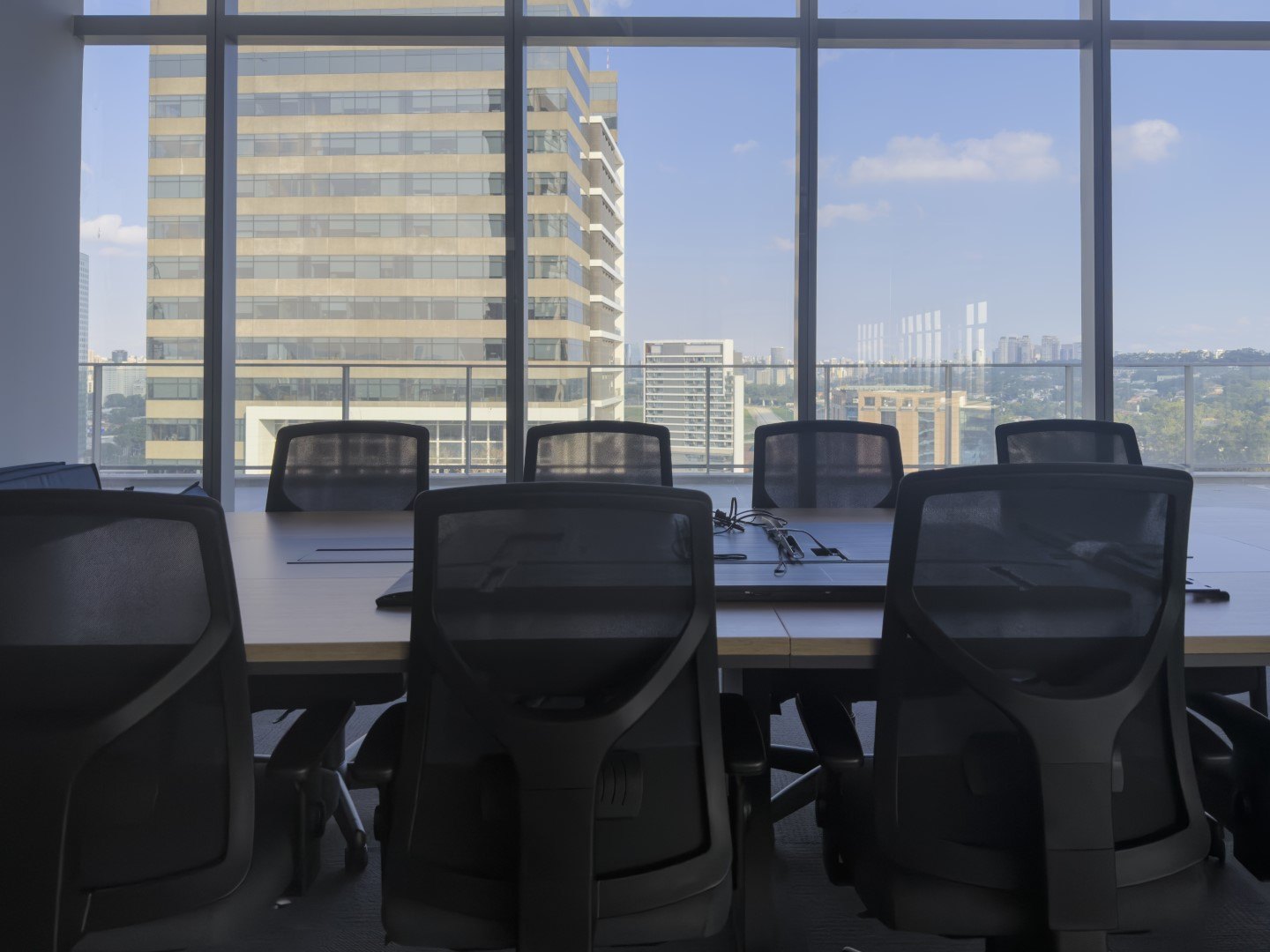 Estações de trabalho em sugestão de layout de pavimento do River South Corporate, foto real