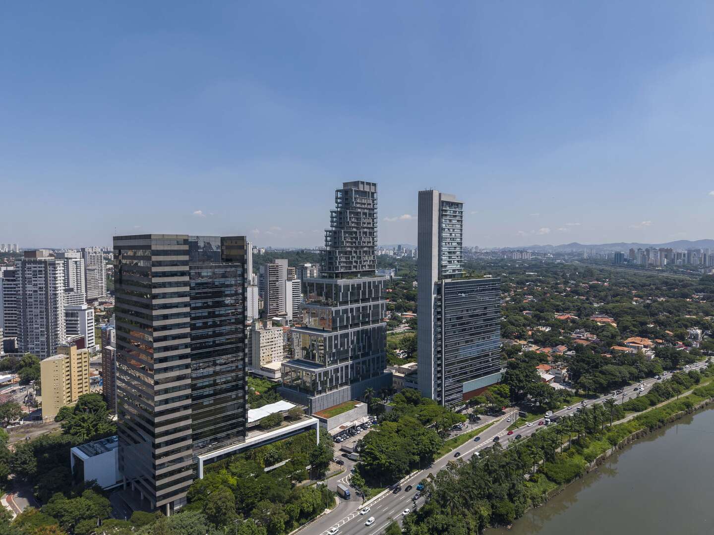 Fachada do River South Residences em vista aérea lateral, foto real