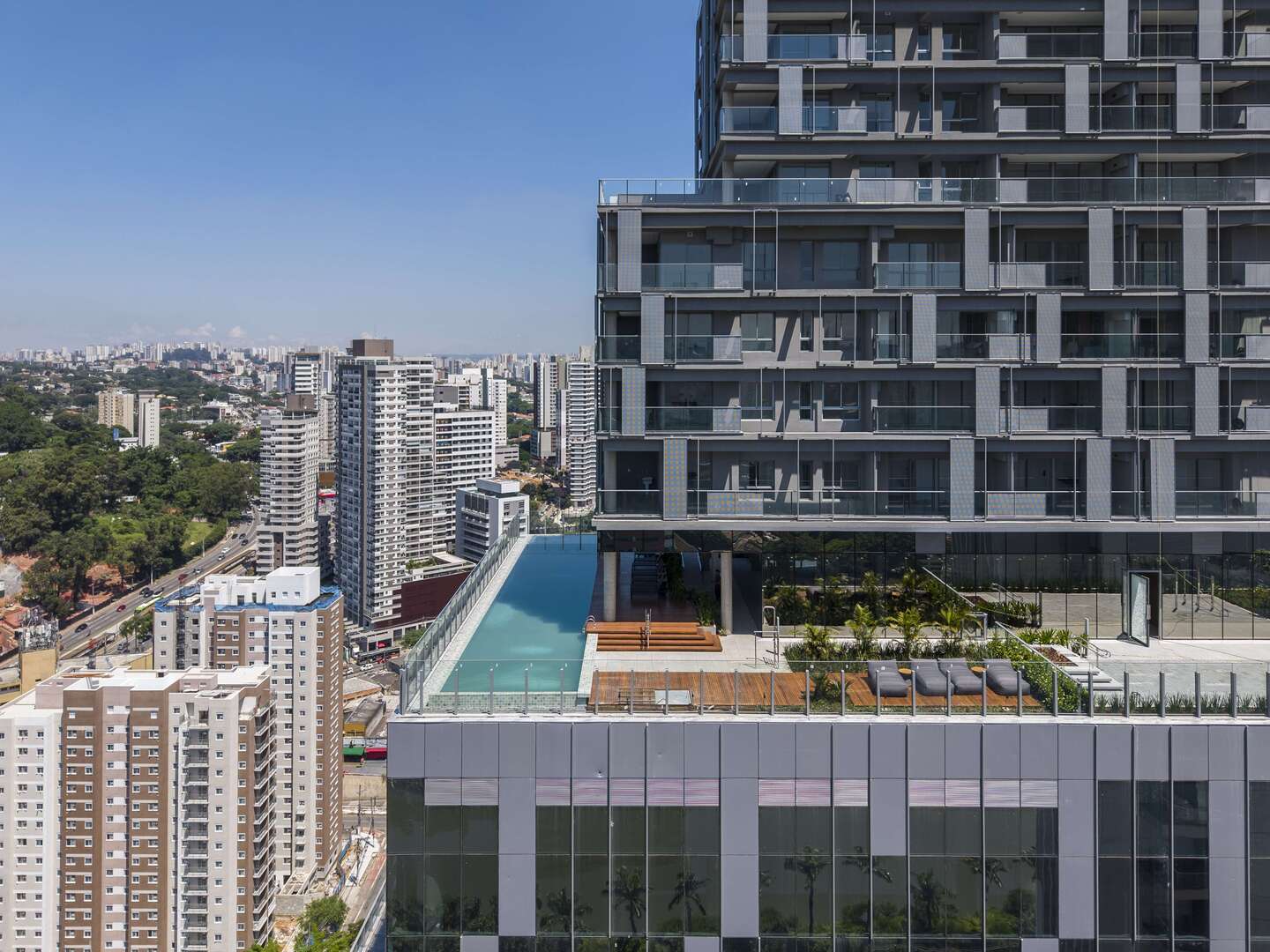 Piscina no rooftop do River South Residences, foto real