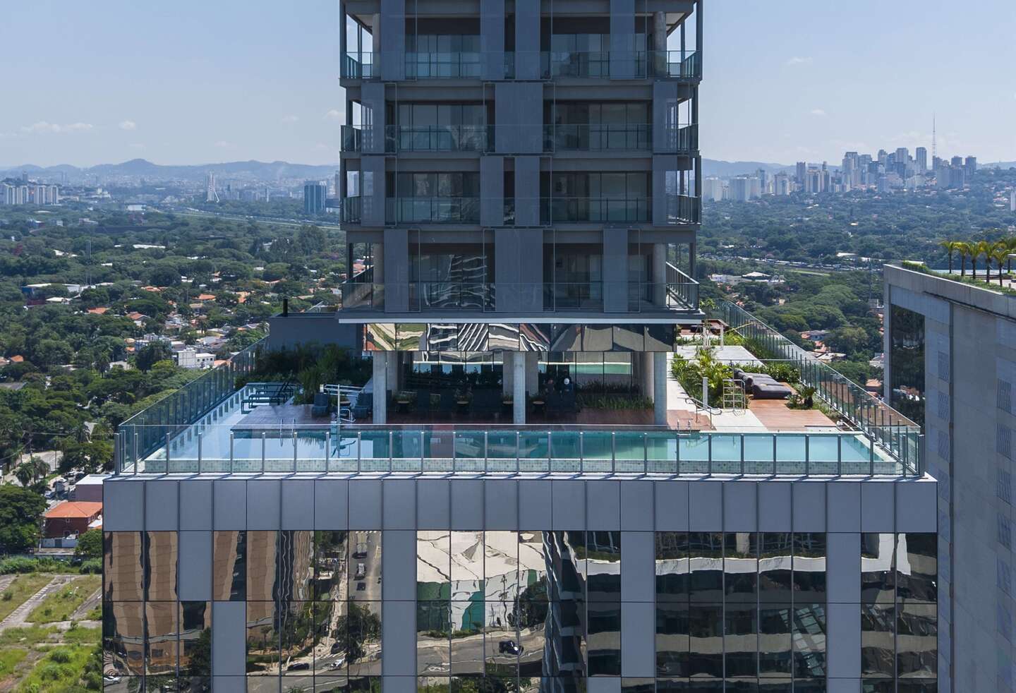 Piscina e áreas comuns no rooftop do River South Residences, foto real