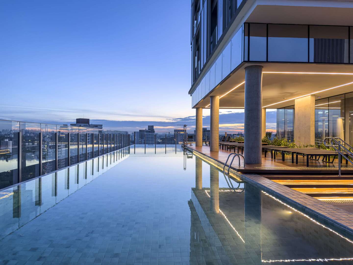Piscina com deck no pôr do sol do River South Residences, foto real