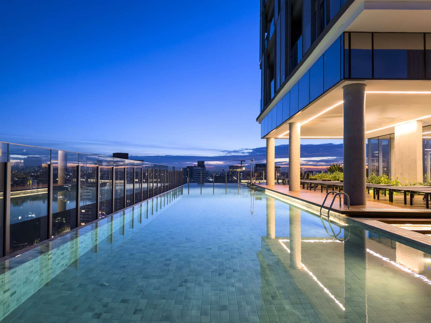 Piscina noturna do River South Residences, foto real