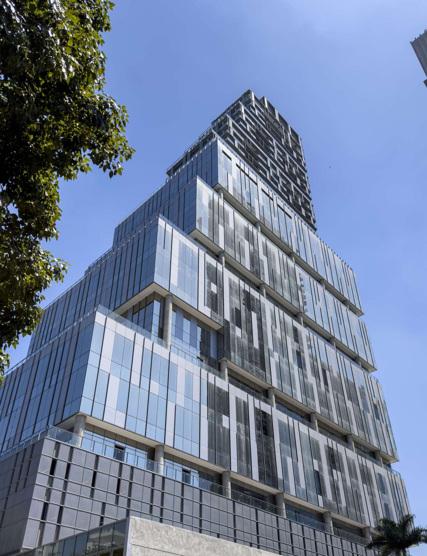 Fachada do River South Residences em enquadramento vertical, foto real