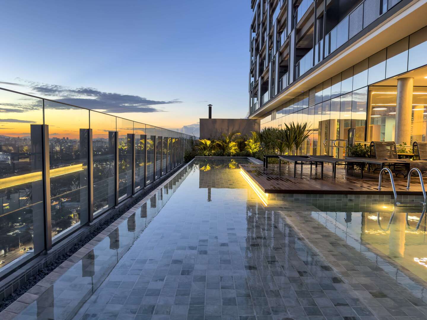 Piscina com deck no pôr do sol do River South Residences, foto real