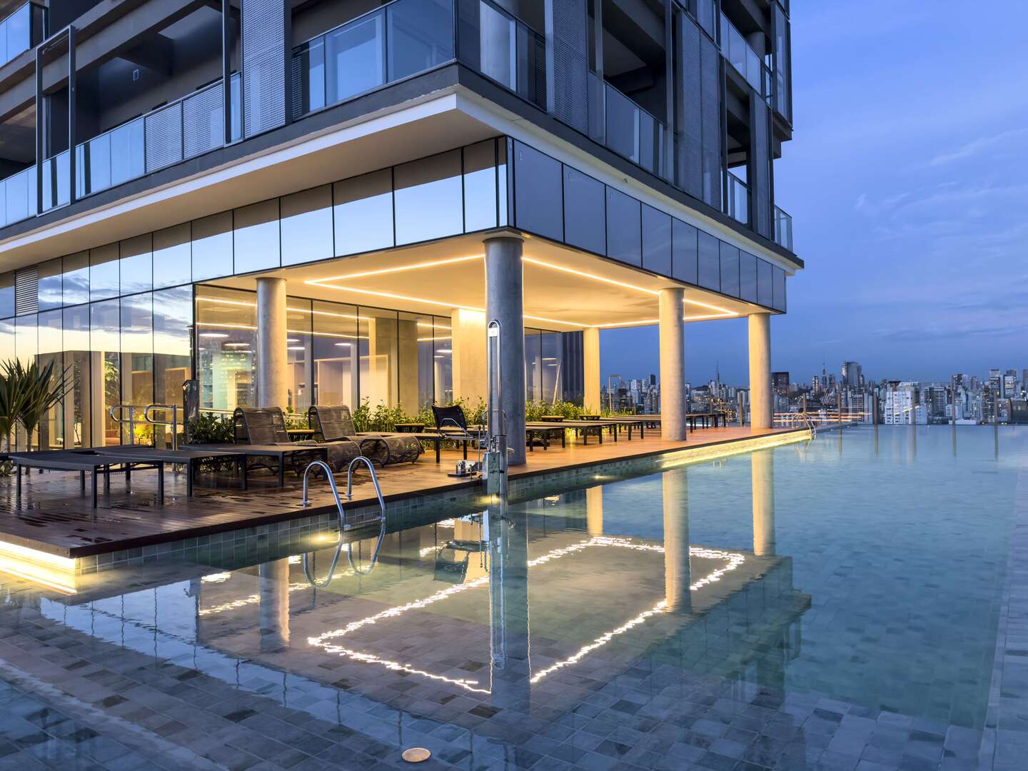 Piscina com elevador panorâmico do River South Residences, foto real